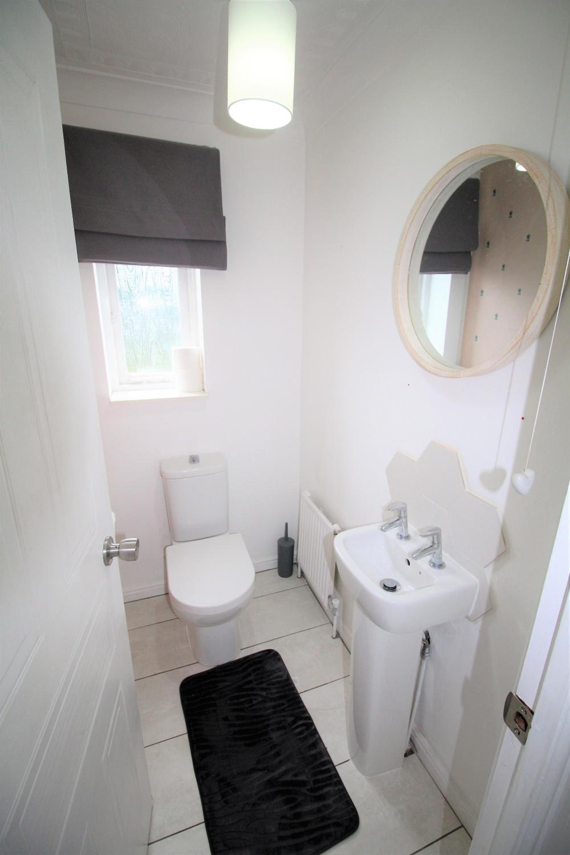 Detached House - 3 Bedrooms - 3 Bathrooms - Private Garden & Parking Plus Garage - Quiet Cul De Sac Location - Dog Friendly - Fast Wifi - Close to Motorway view 5