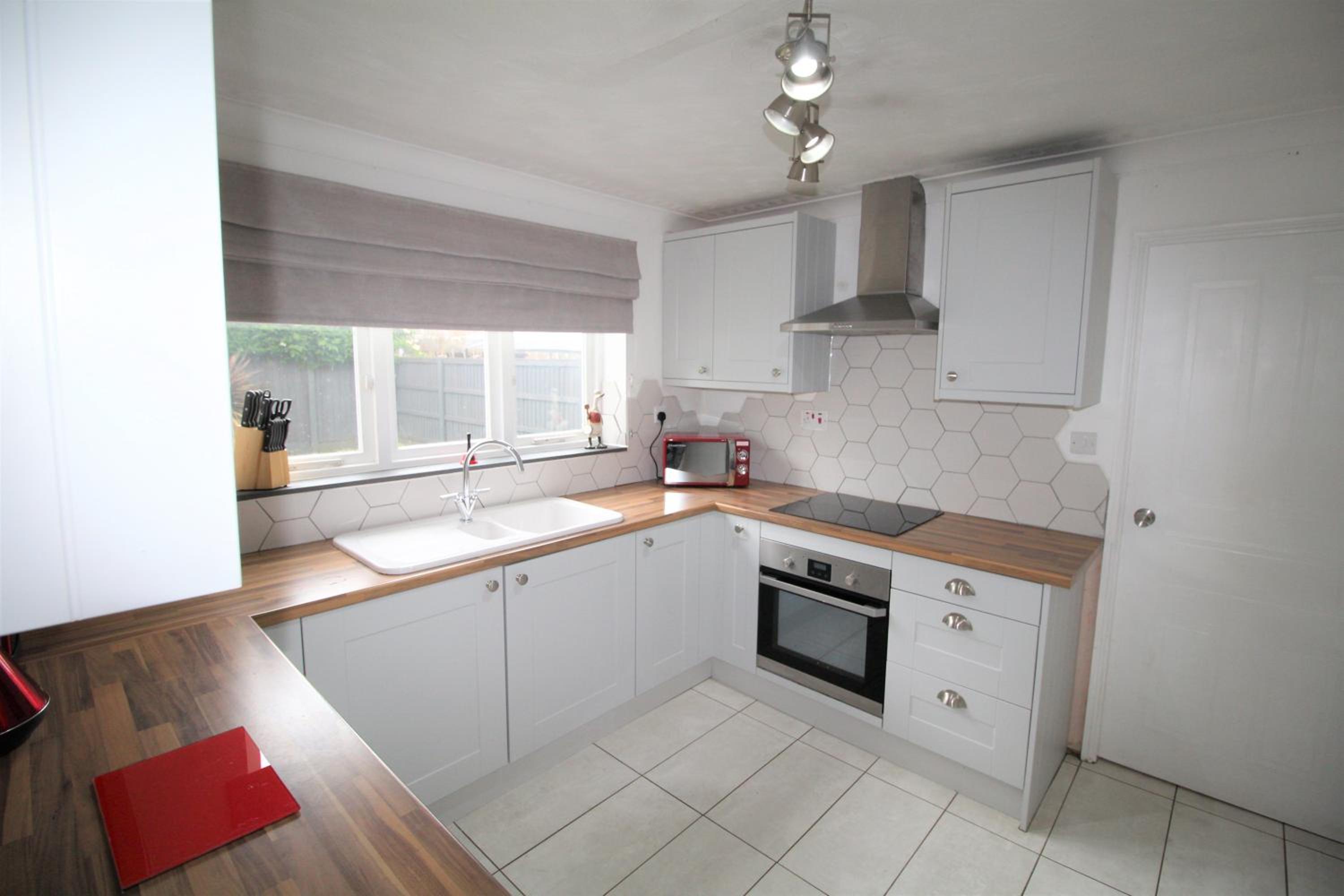 Detached House - 3 Bedrooms - 3 Bathrooms - Private Garden & Parking Plus Garage - Quiet Cul De Sac Location - Dog Friendly - Fast Wifi - Close to Motorway view 4