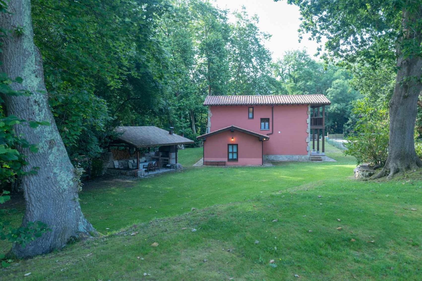 Llanes Villa con Piscina y Jardín – Las Ardillas