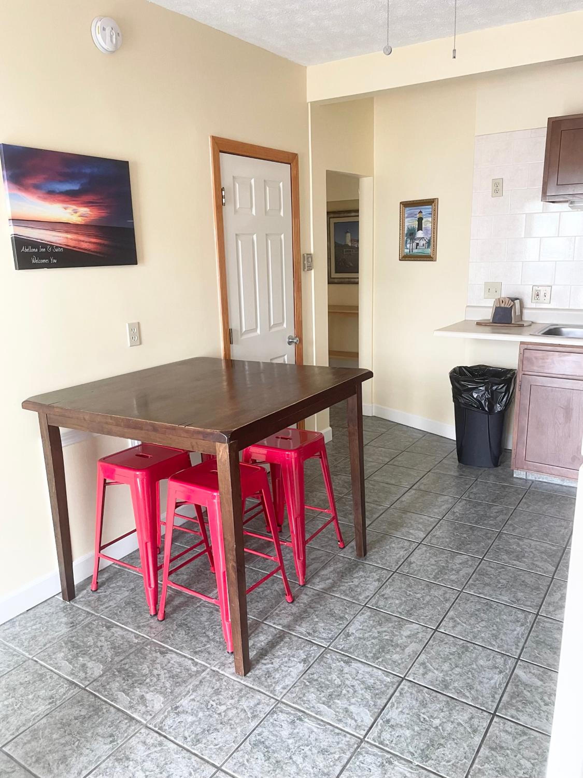 Abellona Inn & Suites