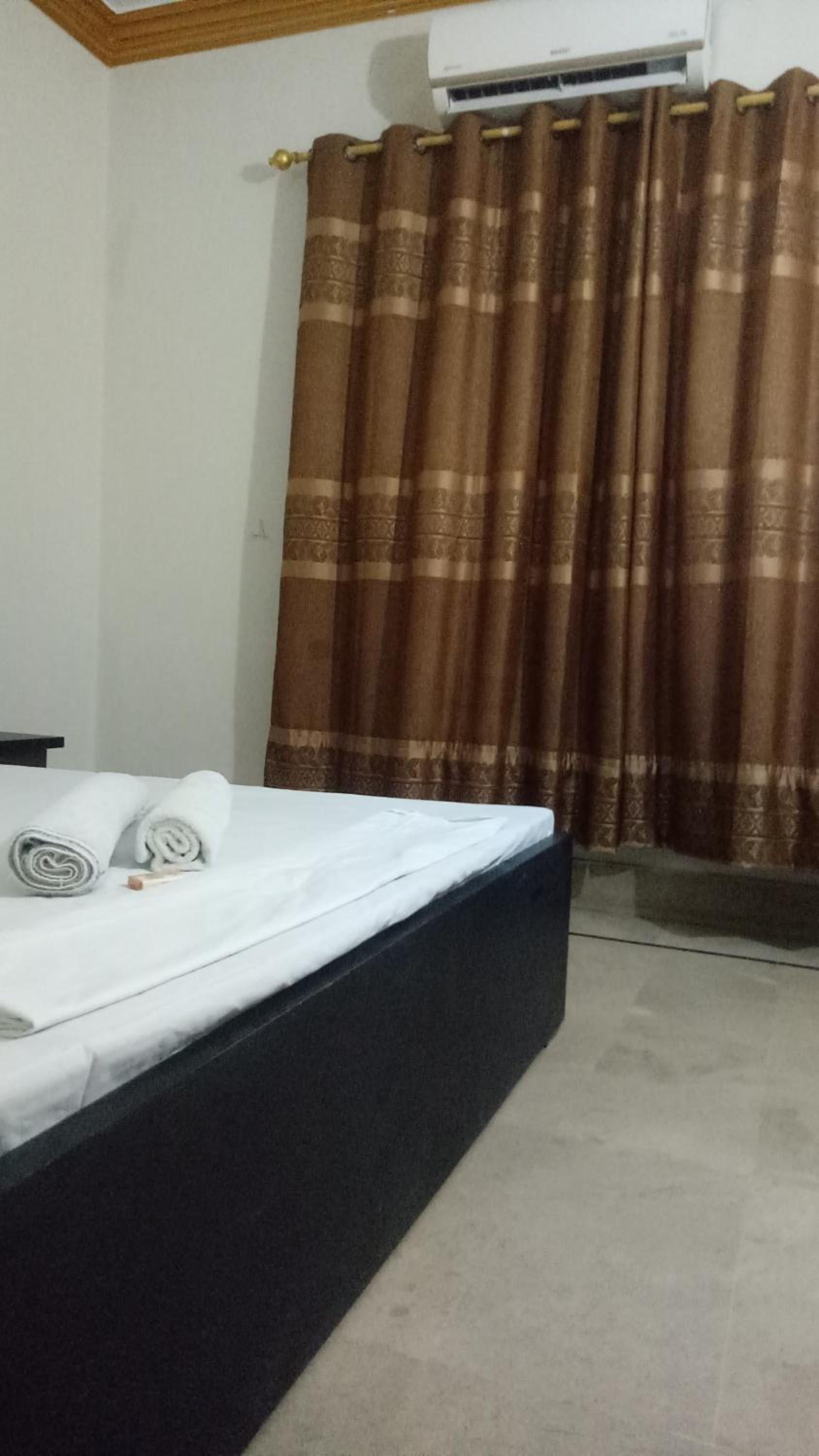 Foto 11 de 44 de Hotel Crown Plaza, Near Karachi Airport, Darul sehat Hospital, Dow, Agha khan and Liaqat Hospital
