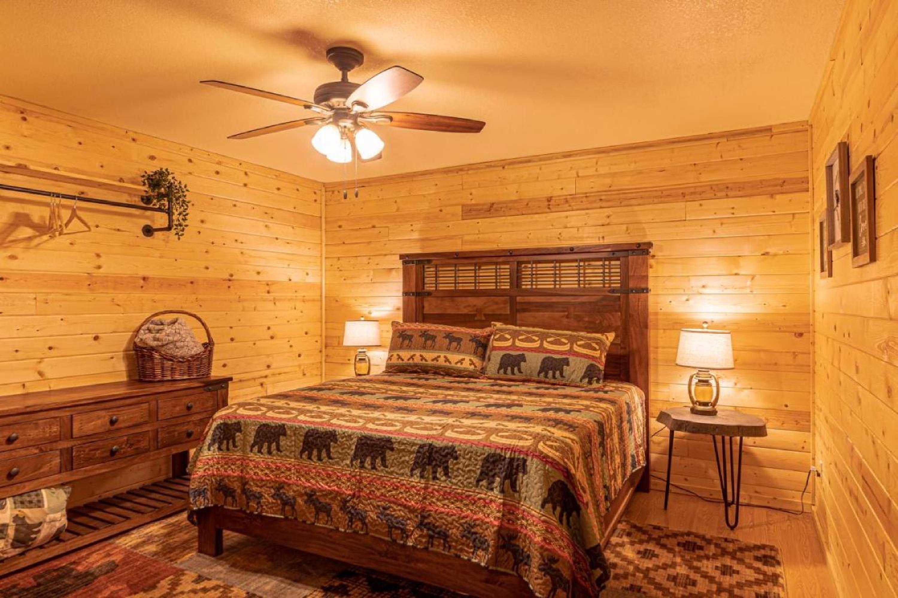 Payson Vacations - Cabin 6 Bobcat Bunkhouse - Pet Friendly - King Bed - Sleeps 4 - Property Image 4