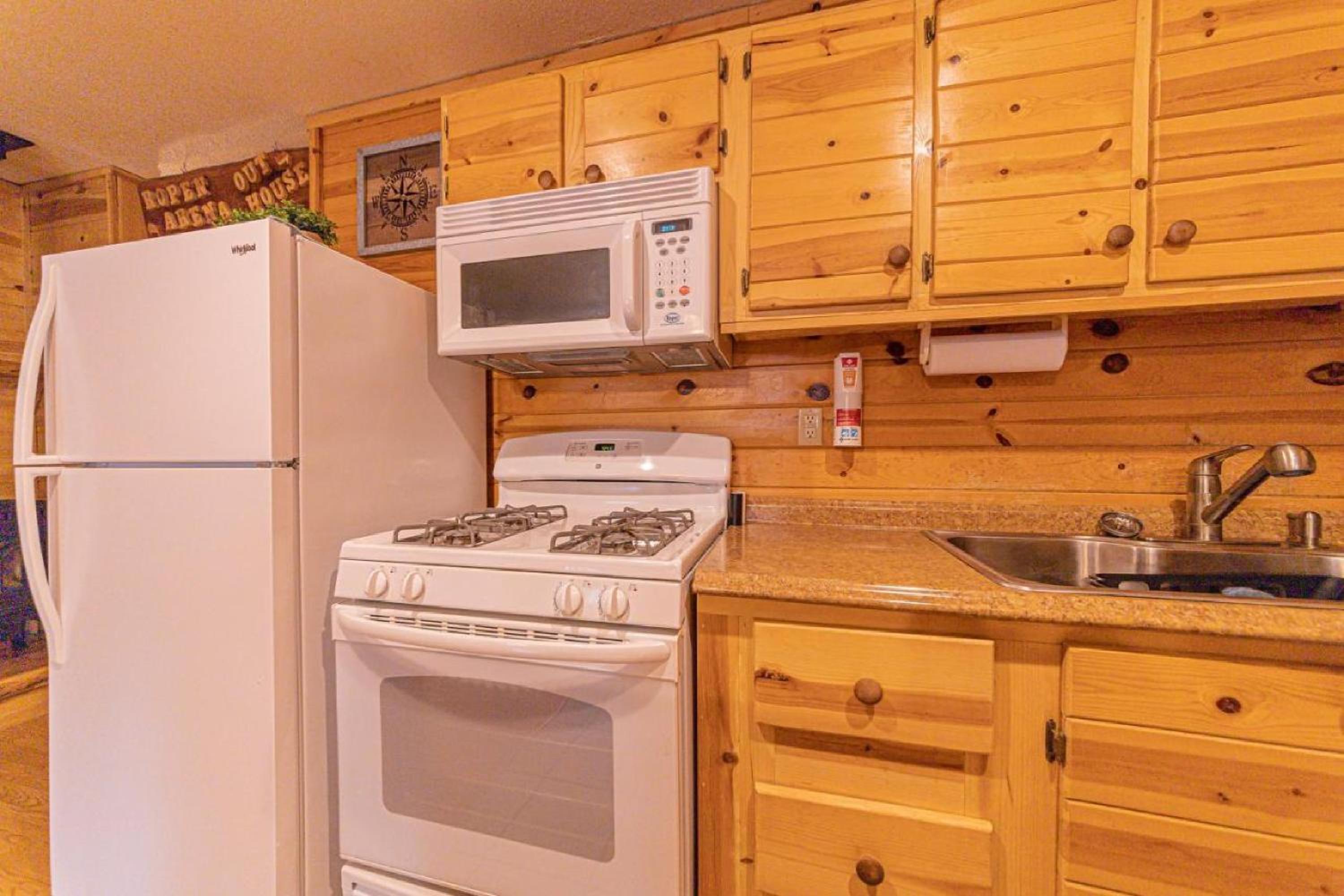 Payson Vacations - Cabin 6 Bobcat Bunkhouse - Pet Friendly - King Bed - Sleeps 4 - Property Image 5