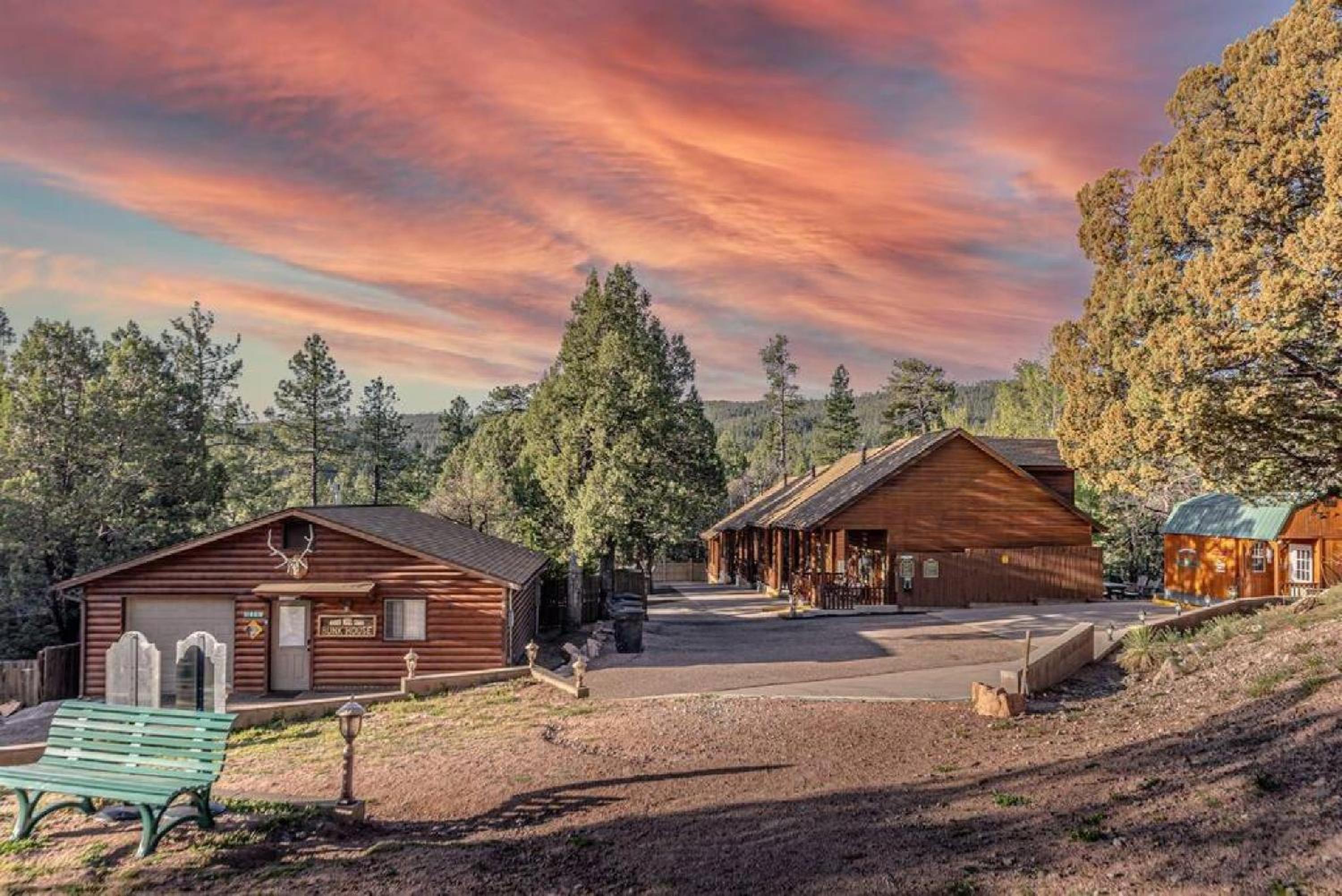 Cabin #6 Bobcat Bunkhouse - Pet Friendly - King Bed - Sleeps 4