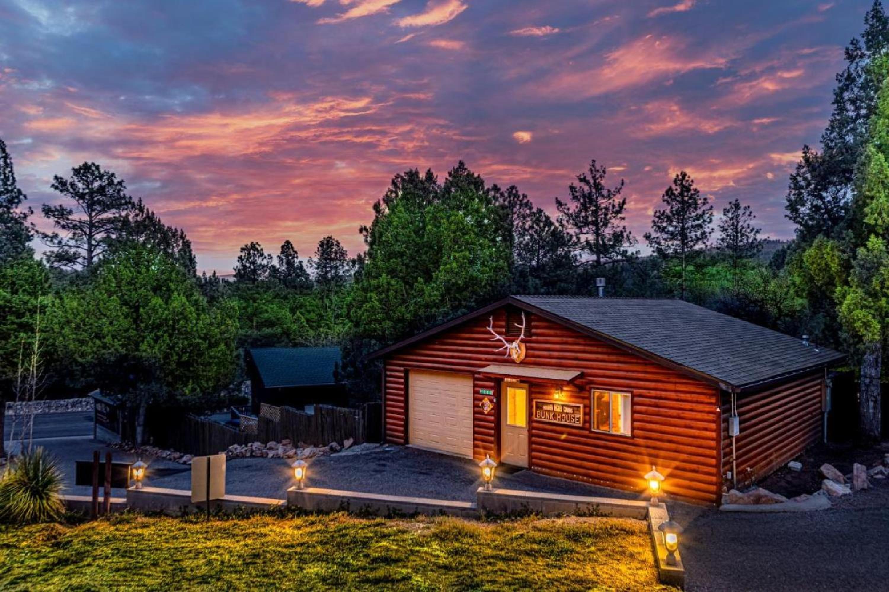 Payson Vacations - Cabin 6 Bobcat Bunkhouse - Pet Friendly - King Bed - Sleeps 4 - Property Image 1