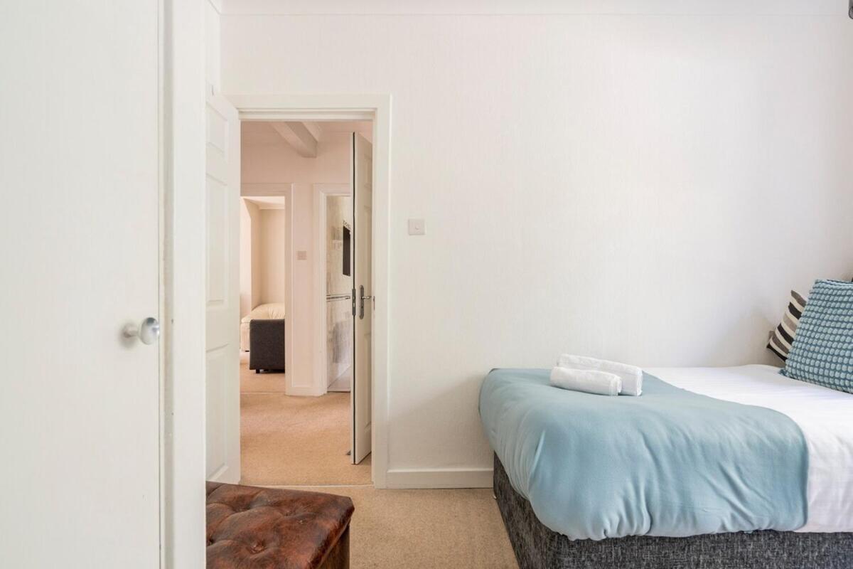 Spacious Home- Great transport links and location- Families- contractors- professionals view 5