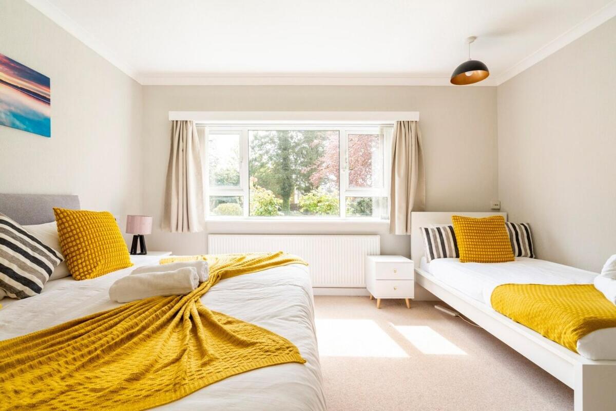 Spacious Home- Great transport links and location- Families- contractors- professionals view 2