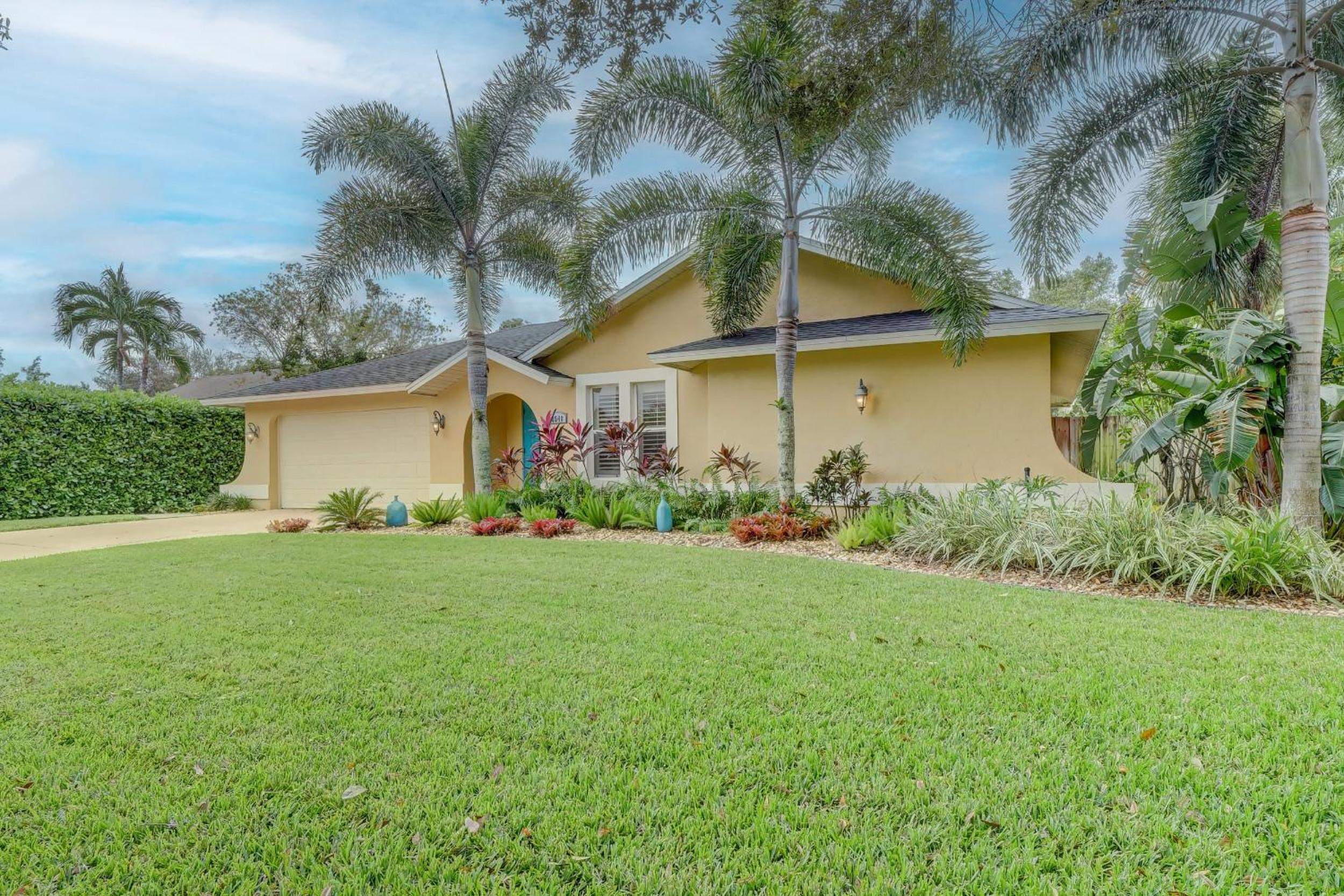 Hotel Pet Friendly Pool Home in River Reach of Naples FL - Image 1