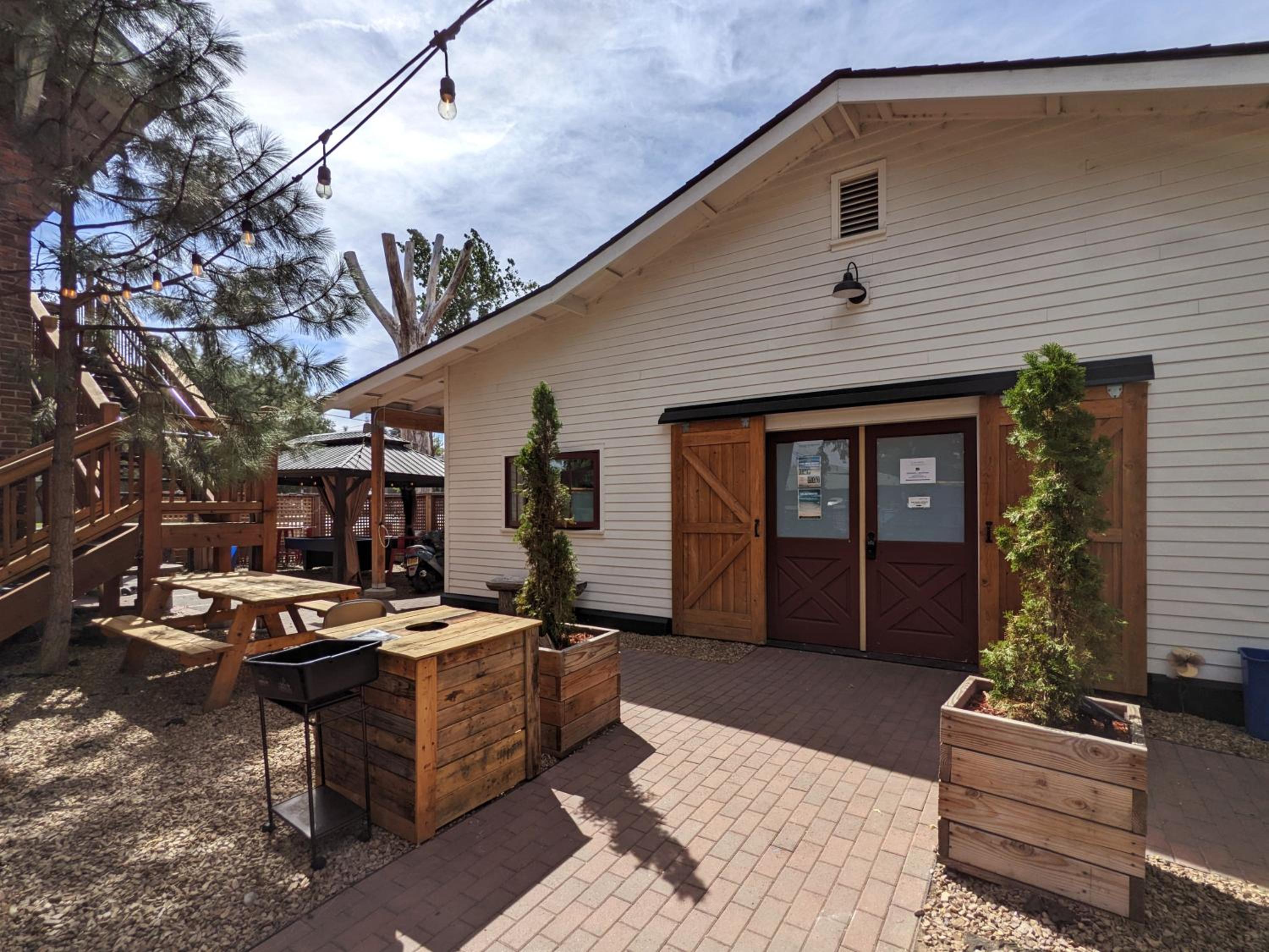 Bunk & Brew Historic Lucas House - Hostel