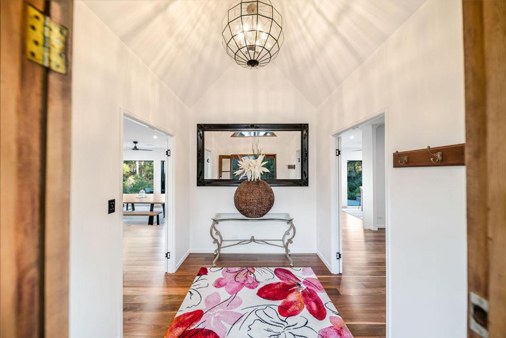 Ninderry Manor-Spectacular Hinterland retreat