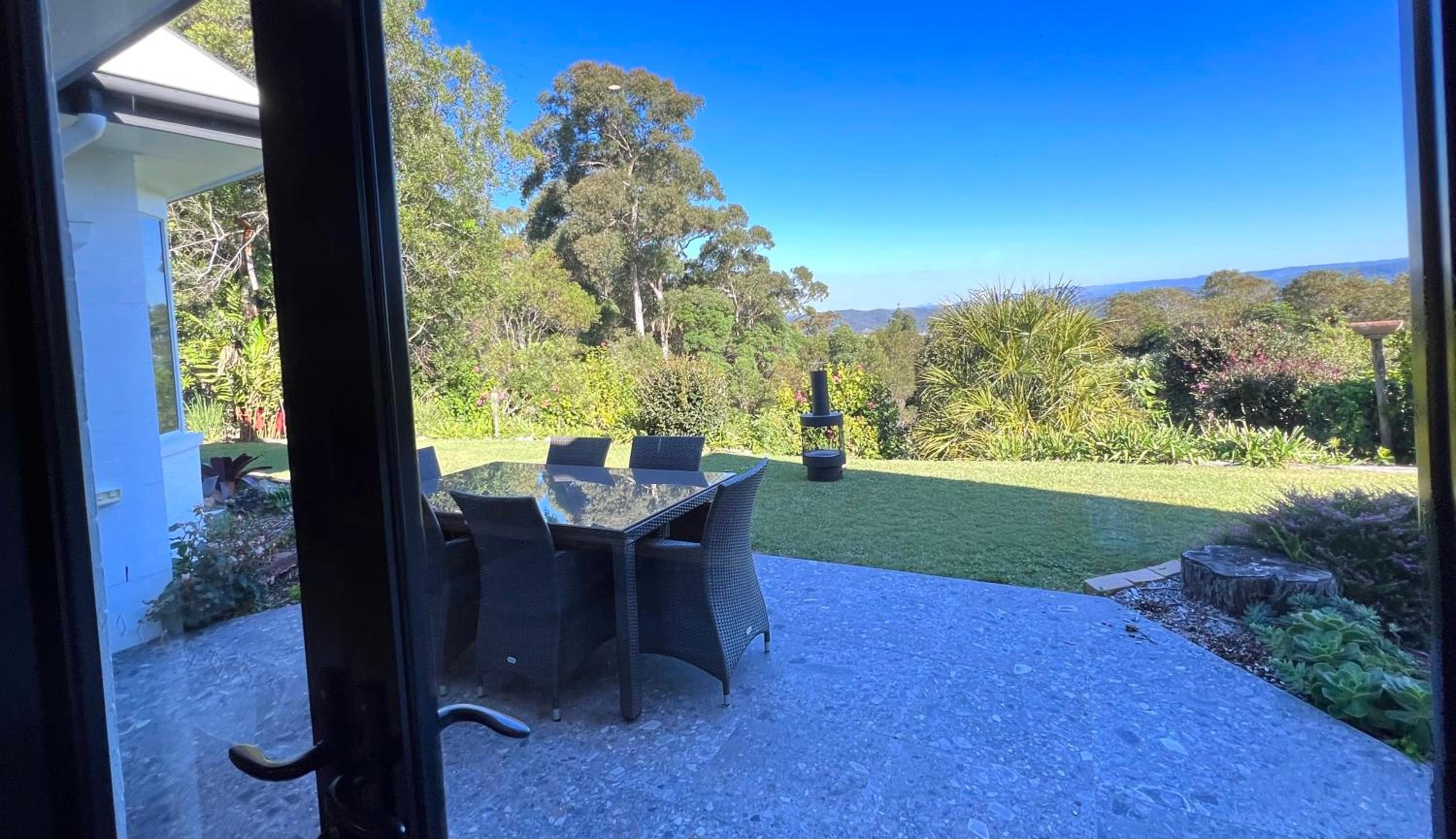 Ninderry Manor-Spectacular Hinterland retreat