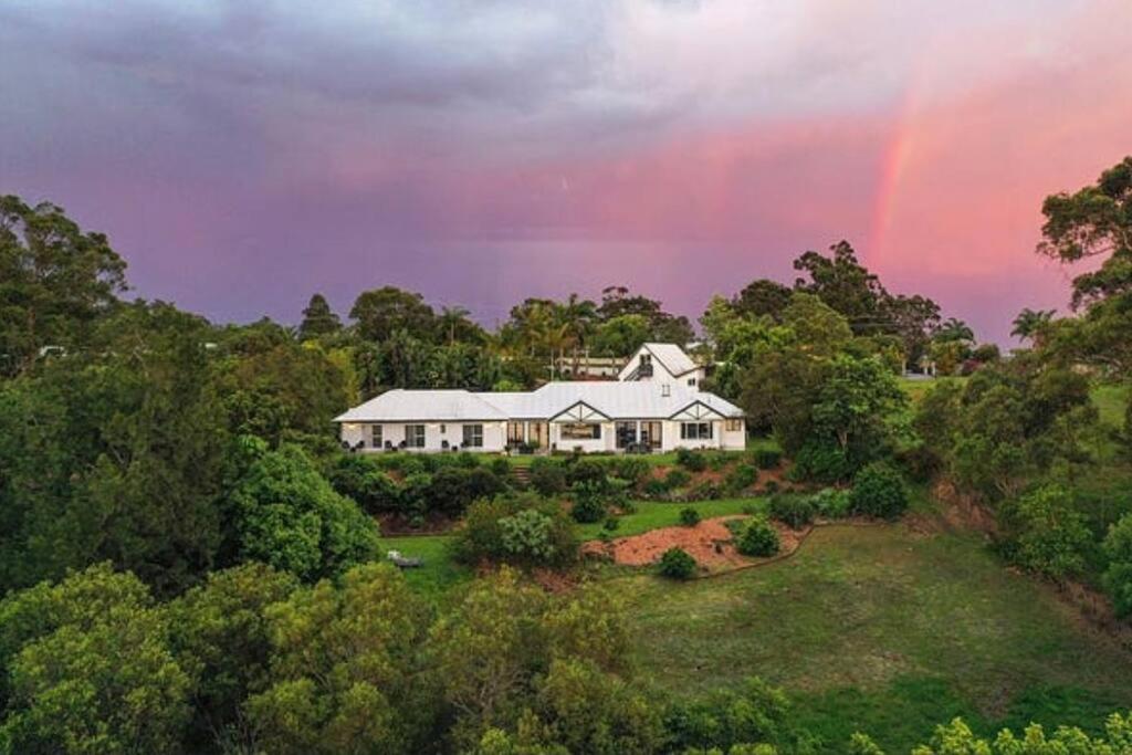 Ninderry Manor-Spectacular Hinterland retreat