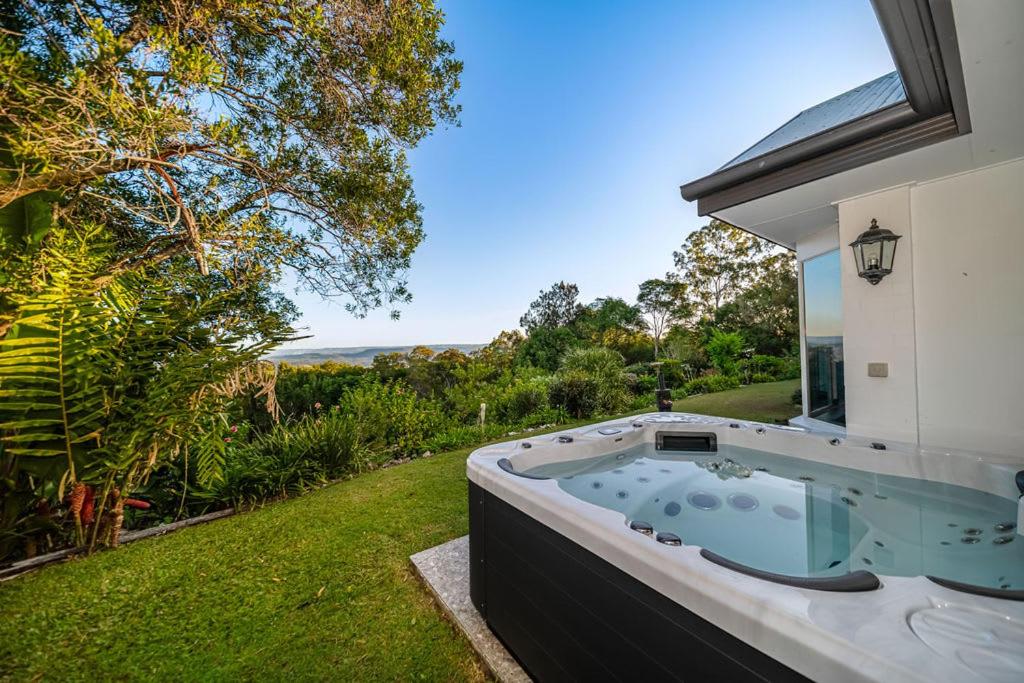 Ninderry Manor-Spectacular Hinterland retreat