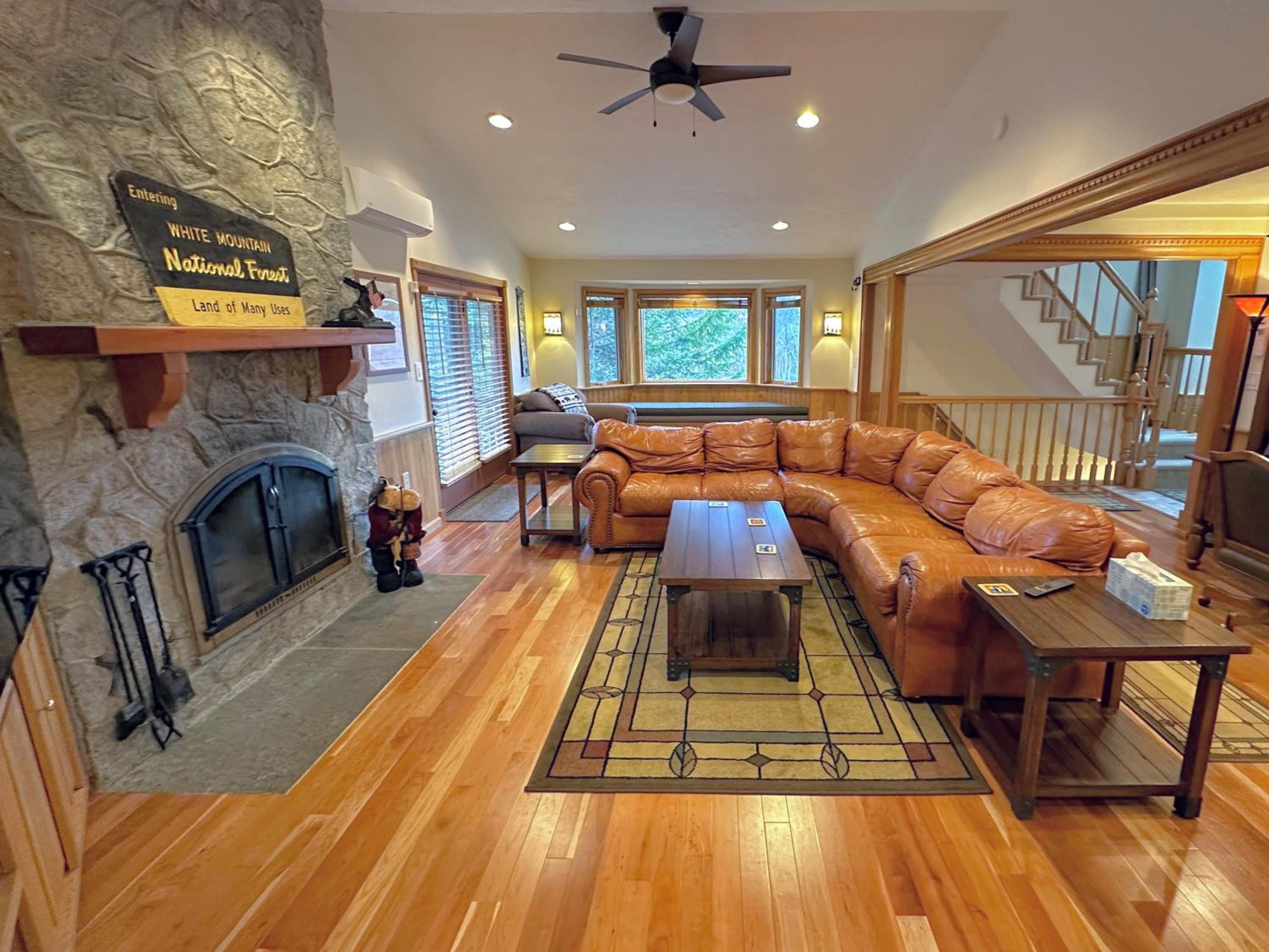 FC43 Renovated cozy spacious cottage with AC, air hockey, wifi close to ski trails! view 3