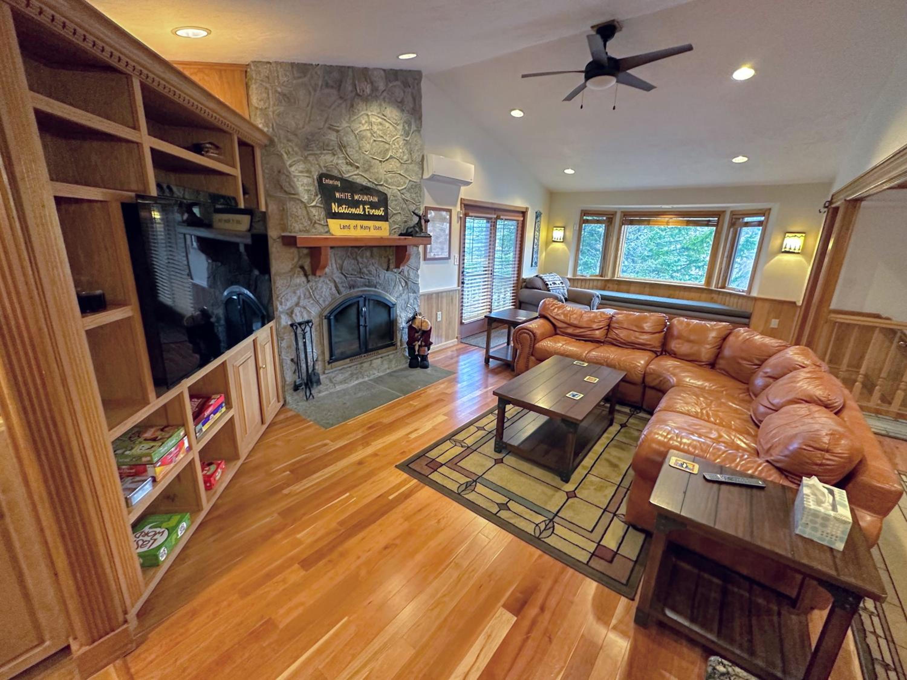 FC43 Renovated cozy spacious cottage with AC, air hockey, wifi close to ski trails! view 4