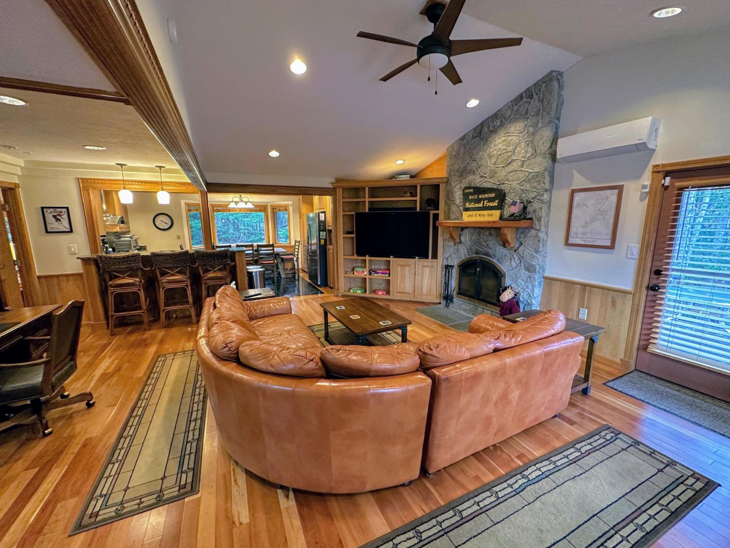 FC43 Renovated cozy spacious cottage with AC, air hockey, wifi close to ski trails! view 5