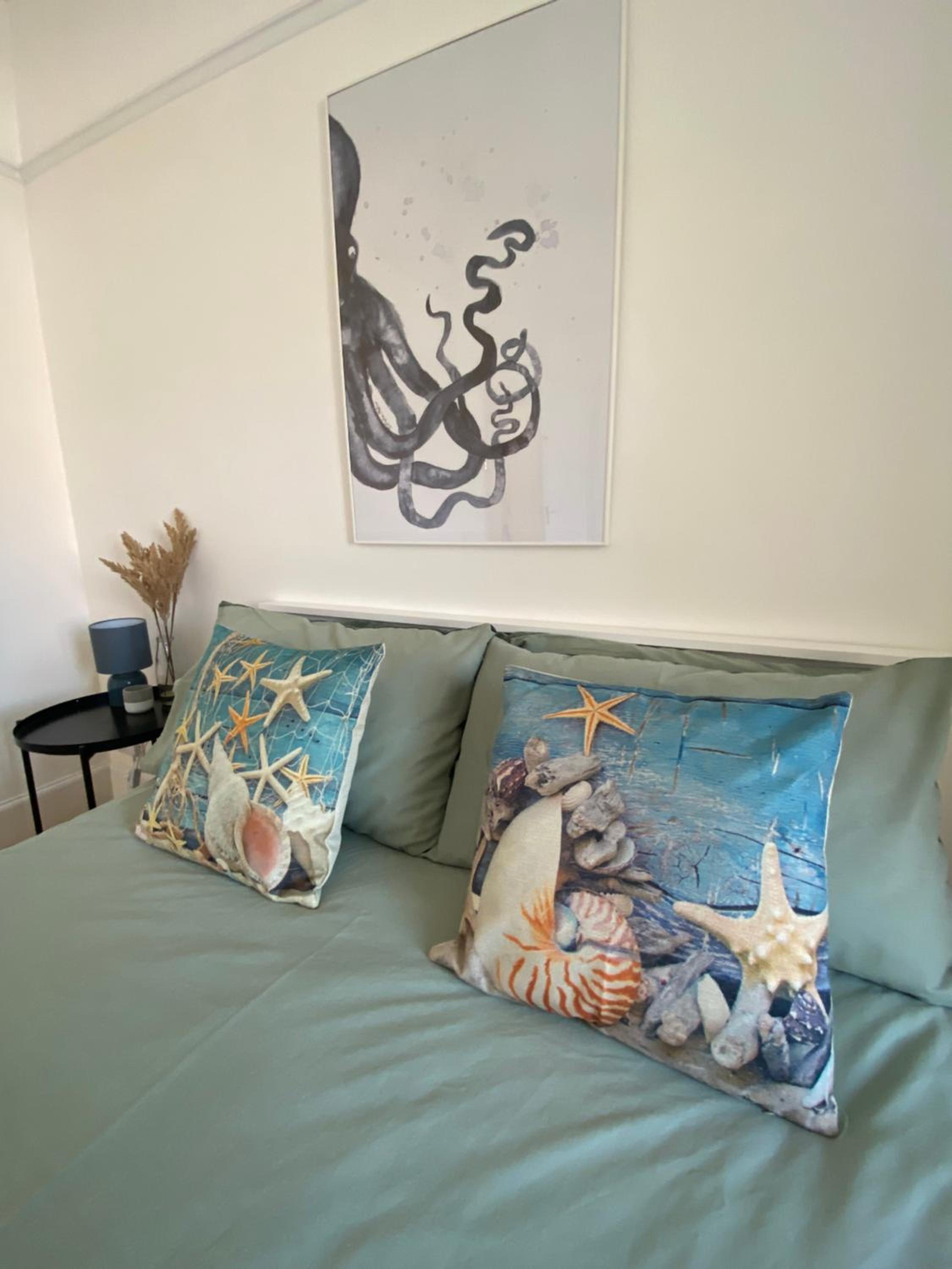 Entire 2 bed property, 1 road back from the sea view 2