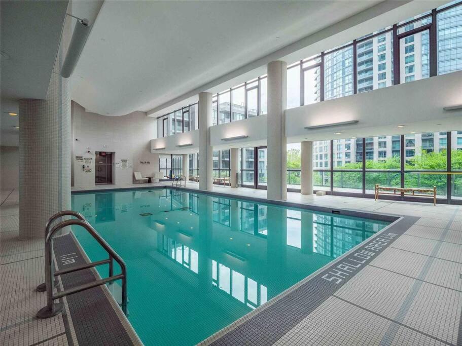 Lakeview Condo in Downtown with Free Parking.