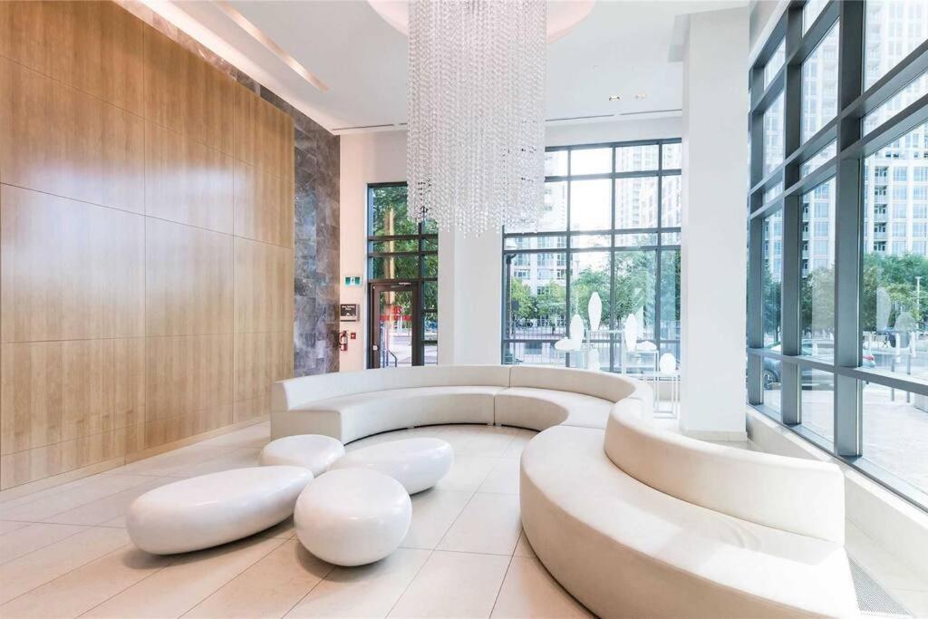 Lakeview Condo in Downtown with Free Parking.