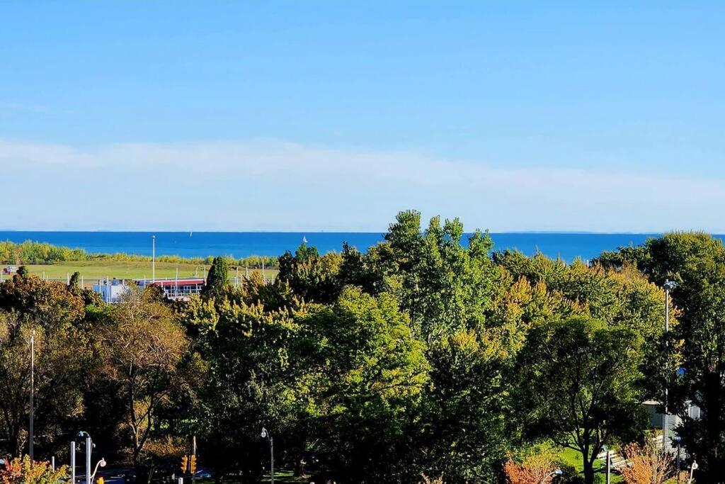 Lakeview Condo in Downtown with Free Parking.