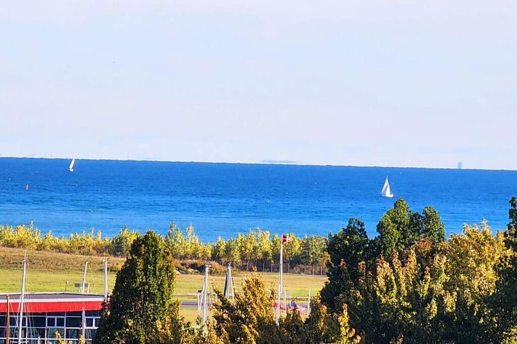 Lakeview Condo in Downtown with Free Parking.