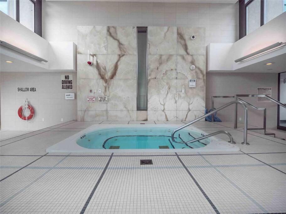 Lakeview Condo in Downtown with Free Parking.