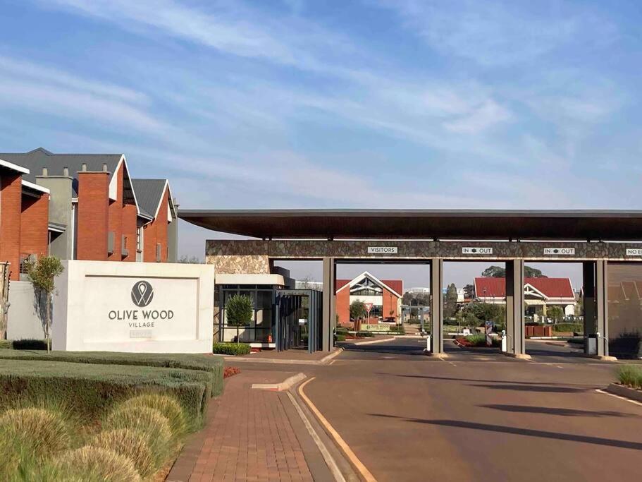 Luxury 1bed Serengeti OliveWood ORT Airport view 4
