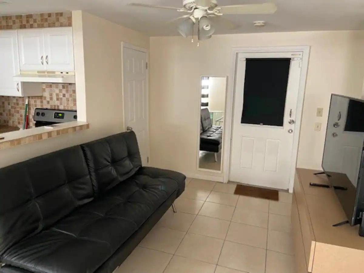 Private Room near Miami Airport - Free parking - 02