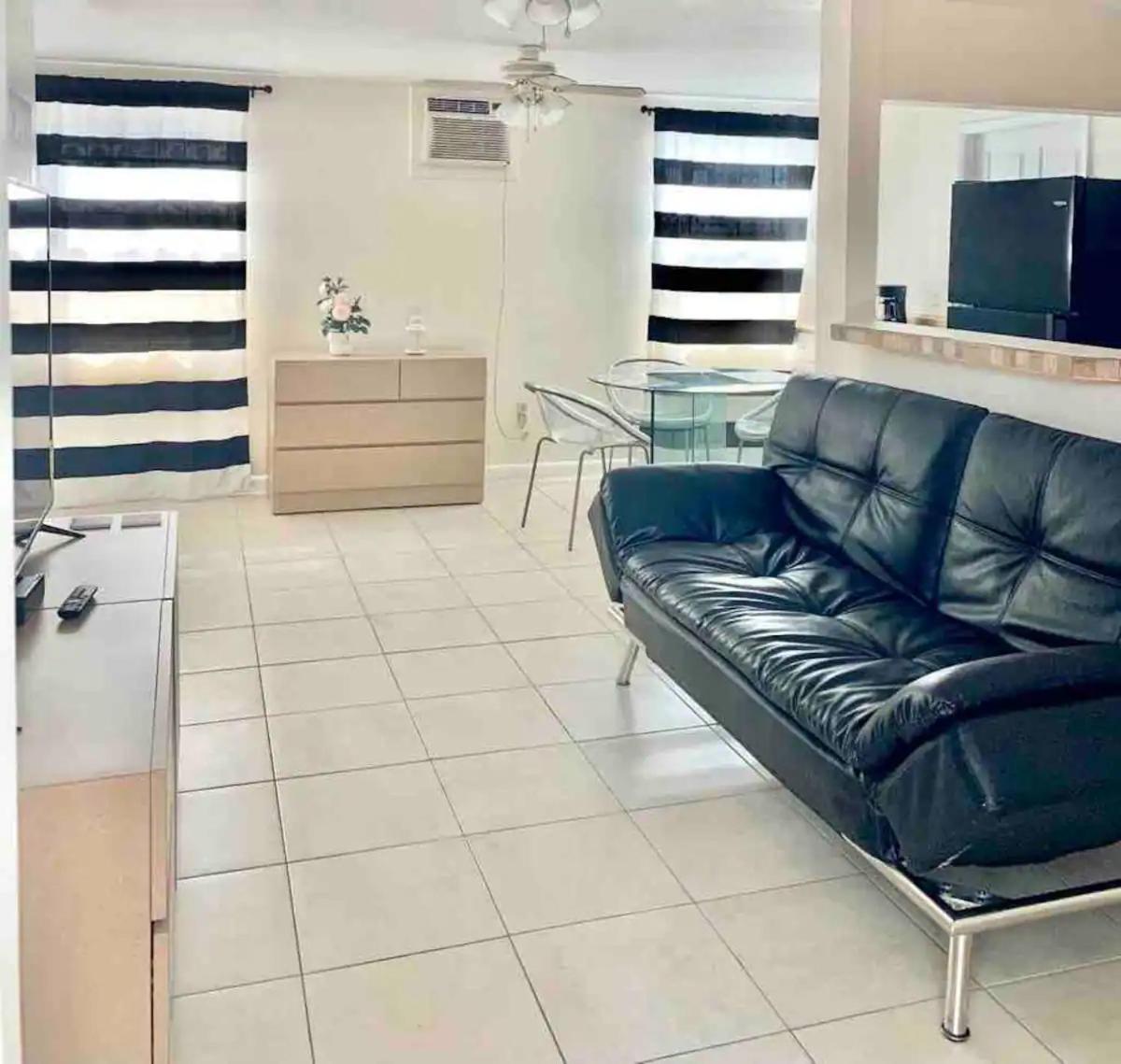 Private Room near Miami Airport - Free parking - 02