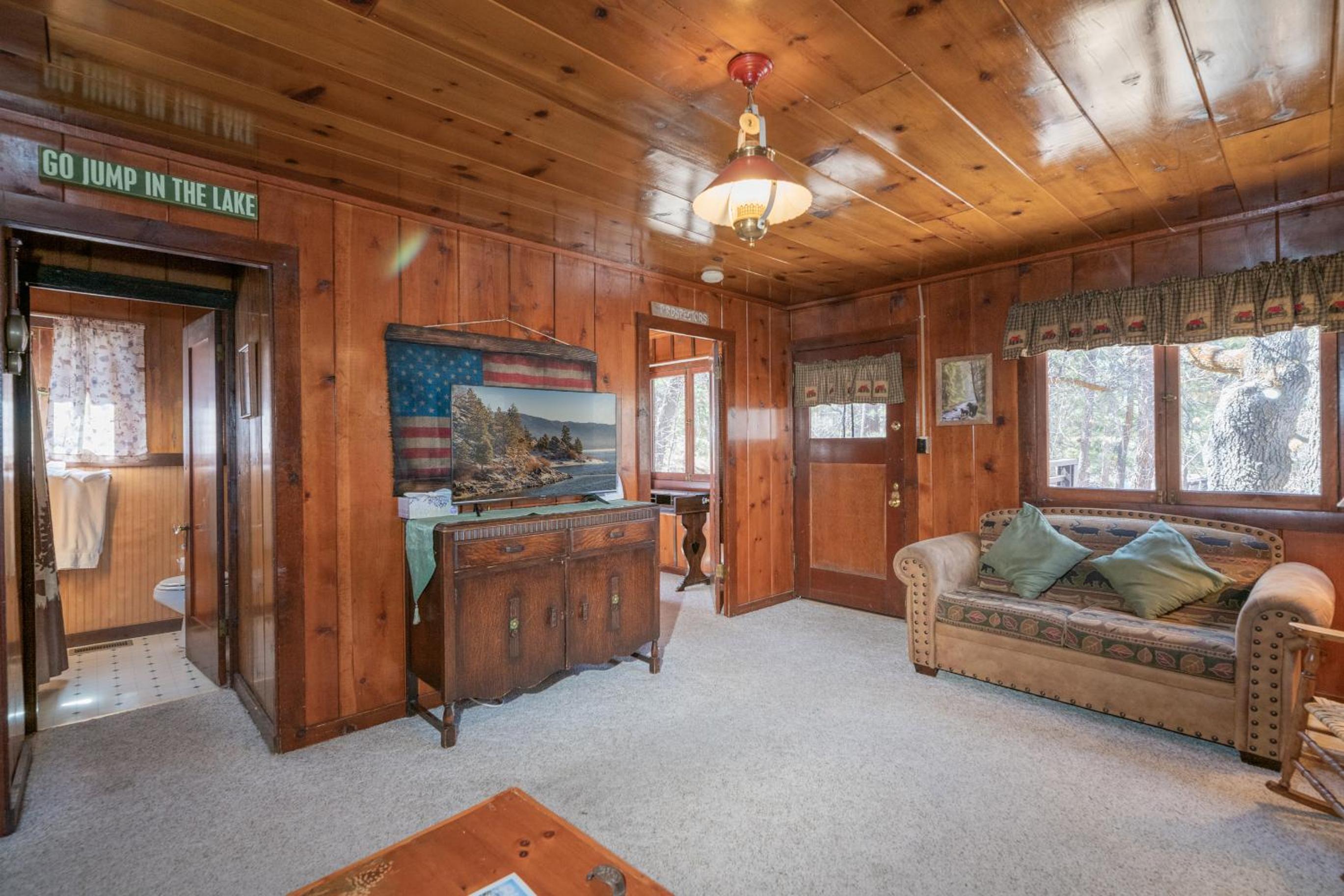 The Cozy Cub - Cozy vintage cabin, Hot tub, gas grill, quiet area! Perfect place to relax!