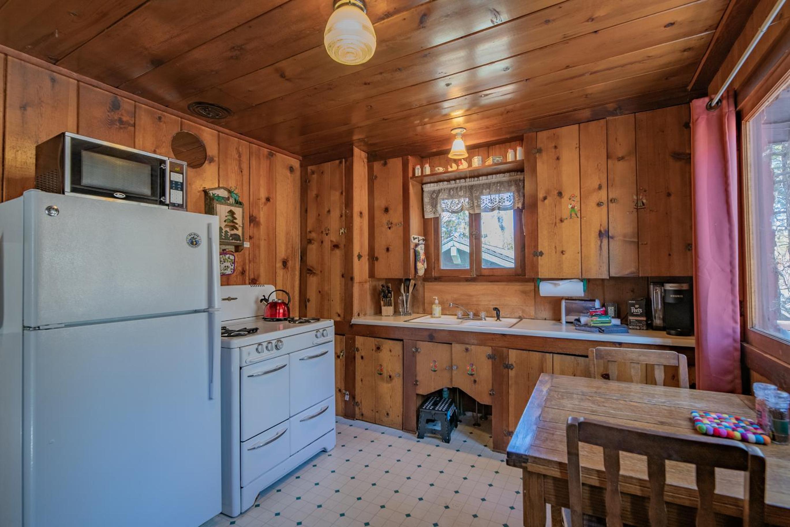 The Cozy Cub - Cozy vintage cabin, Hot tub, gas grill, quiet area! Perfect place to relax!