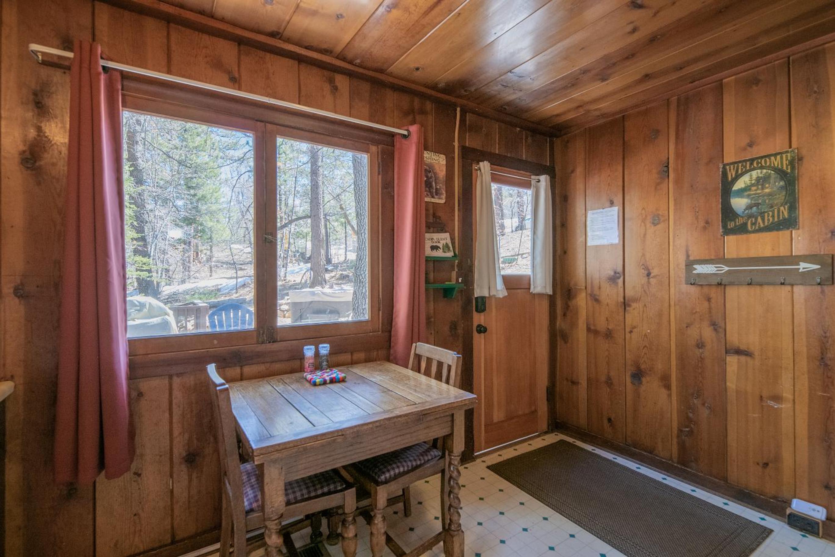 The Cozy Cub - Cozy vintage cabin, Hot tub, gas grill, quiet area! Perfect place to relax!