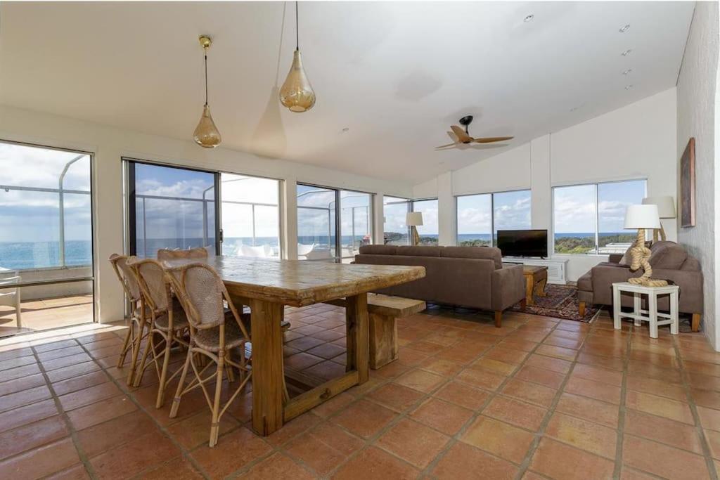Luxe Oceanfront Penthouse! Yamba's best Suncrest 5