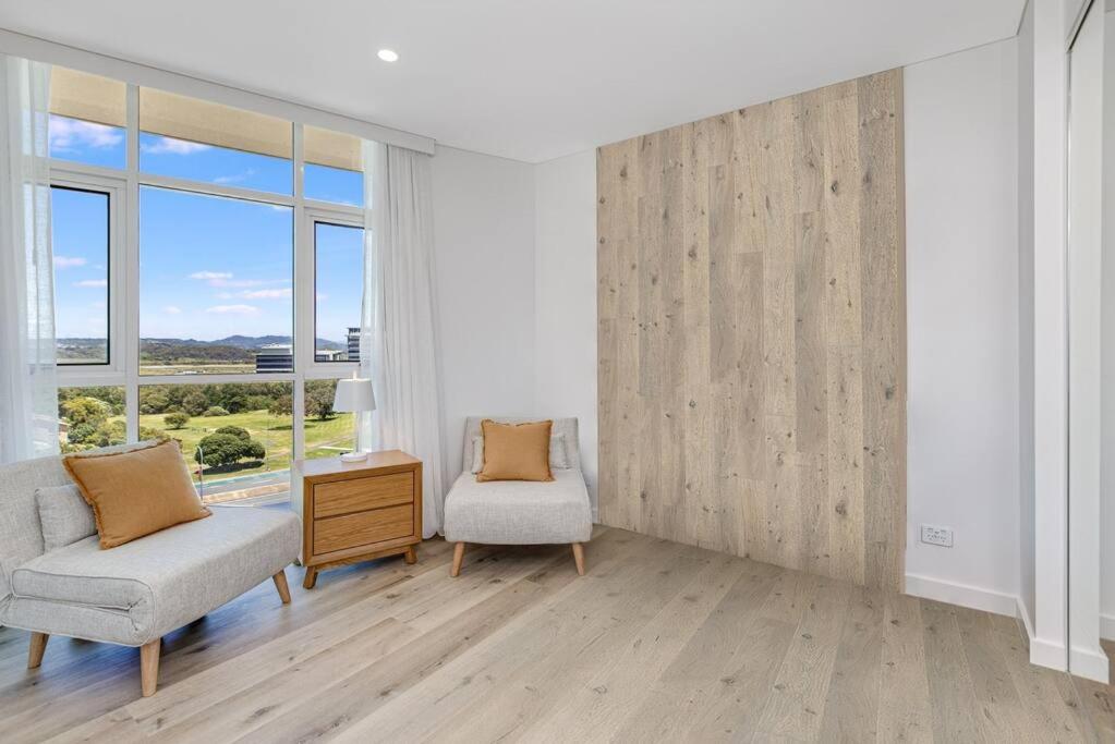 Beachfront Bliss, 3BR Kirra Oasis- Pool and Sauna