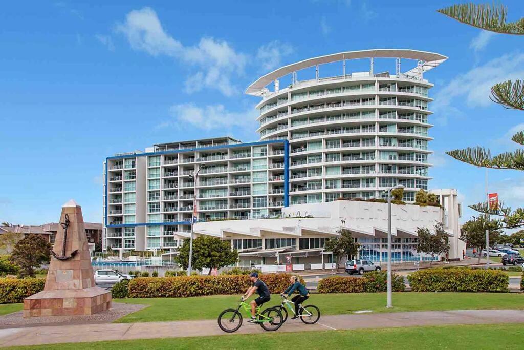 Beachfront Bliss, 3BR Kirra Oasis- Pool and Sauna