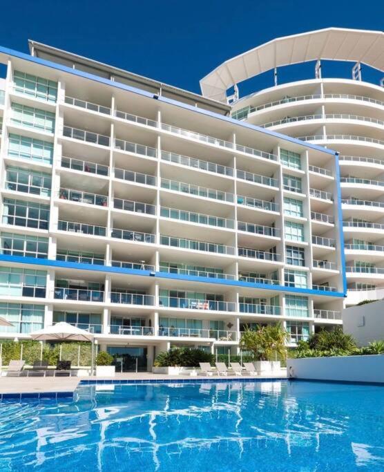 Beachfront Bliss, 3BR Kirra Oasis- Pool and Sauna