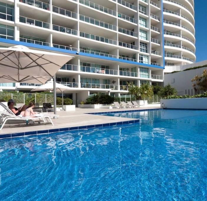 Beachfront Bliss, 3BR Kirra Oasis- Pool and Sauna