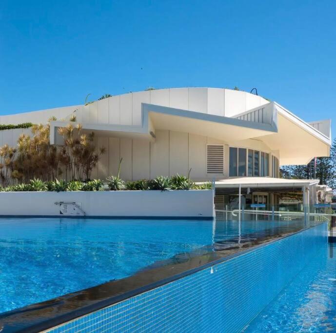 Beachfront Bliss, 3BR Kirra Oasis- Pool and Sauna