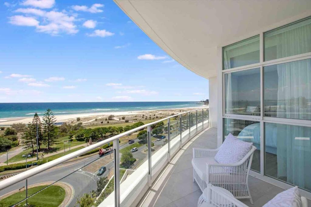 Beachfront Bliss, 3BR Kirra Oasis- Pool and Sauna