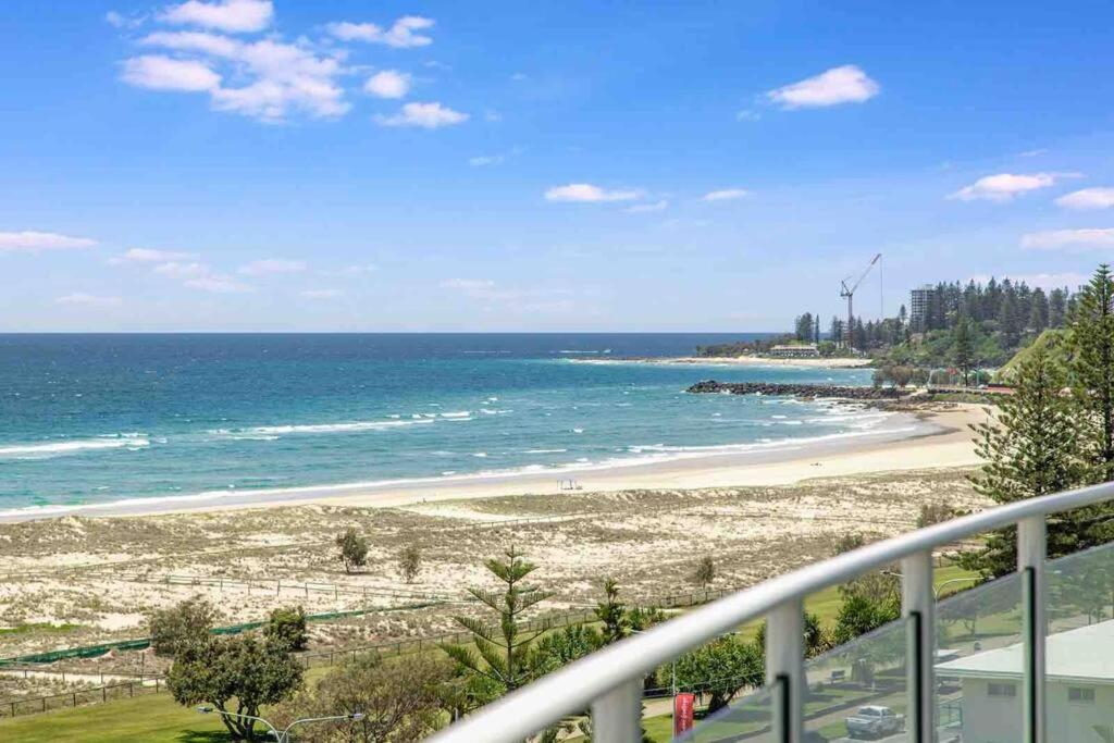 Beachfront Bliss, 3BR Kirra Oasis- Pool and Sauna