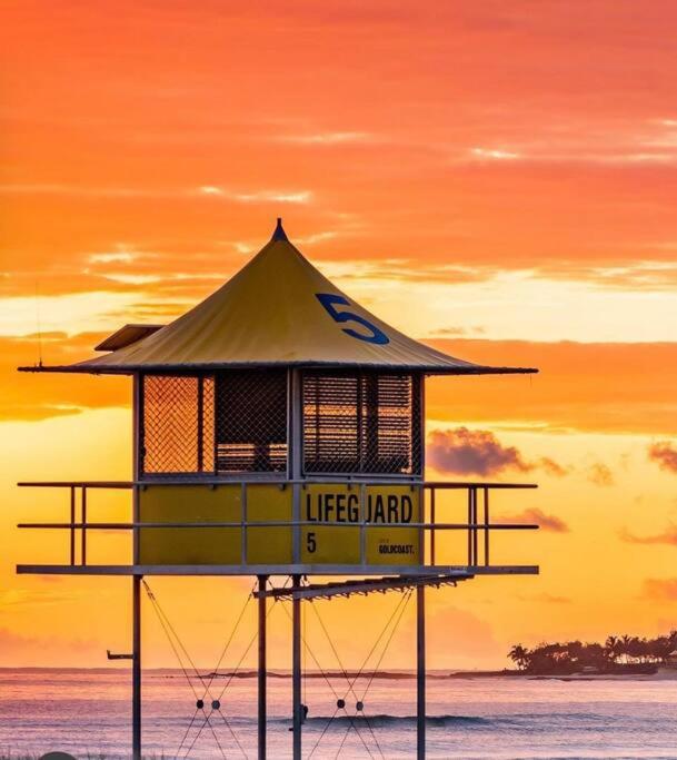 Beachfront Bliss, 3BR Kirra Oasis- Pool and Sauna