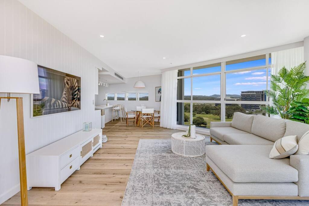 Beachfront Bliss, 3BR Kirra Oasis- Pool and Sauna