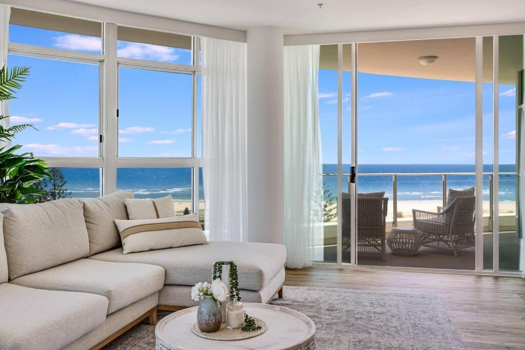 Beachfront Bliss, 3BR Kirra Oasis- Pool and Sauna