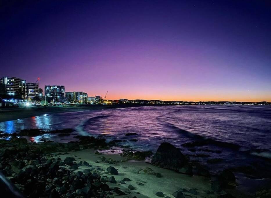 Beachfront Bliss, 3BR Kirra Oasis- Pool and Sauna