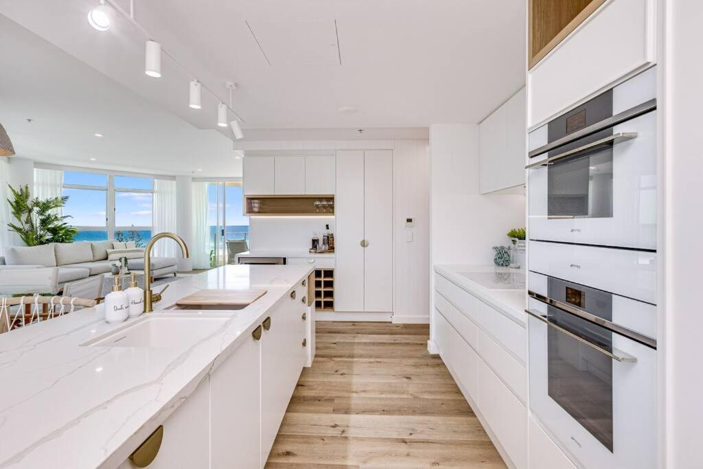Beachfront Bliss, 3BR Kirra Oasis- Pool and Sauna