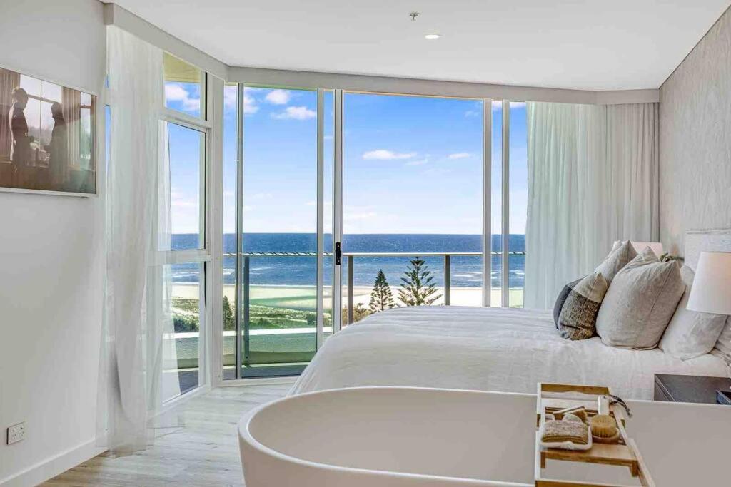 Beachfront Bliss, 3BR Kirra Oasis- Pool and Sauna