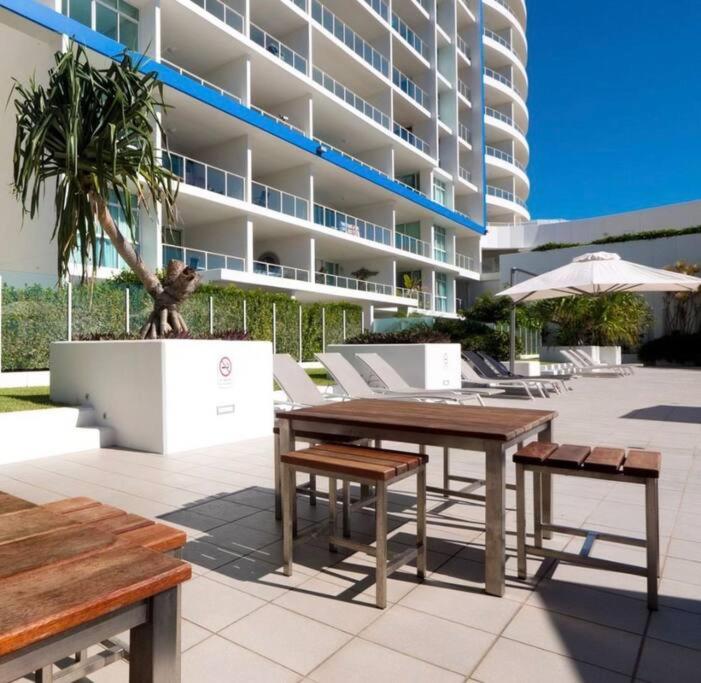 Beachfront Bliss, 3BR Kirra Oasis- Pool and Sauna