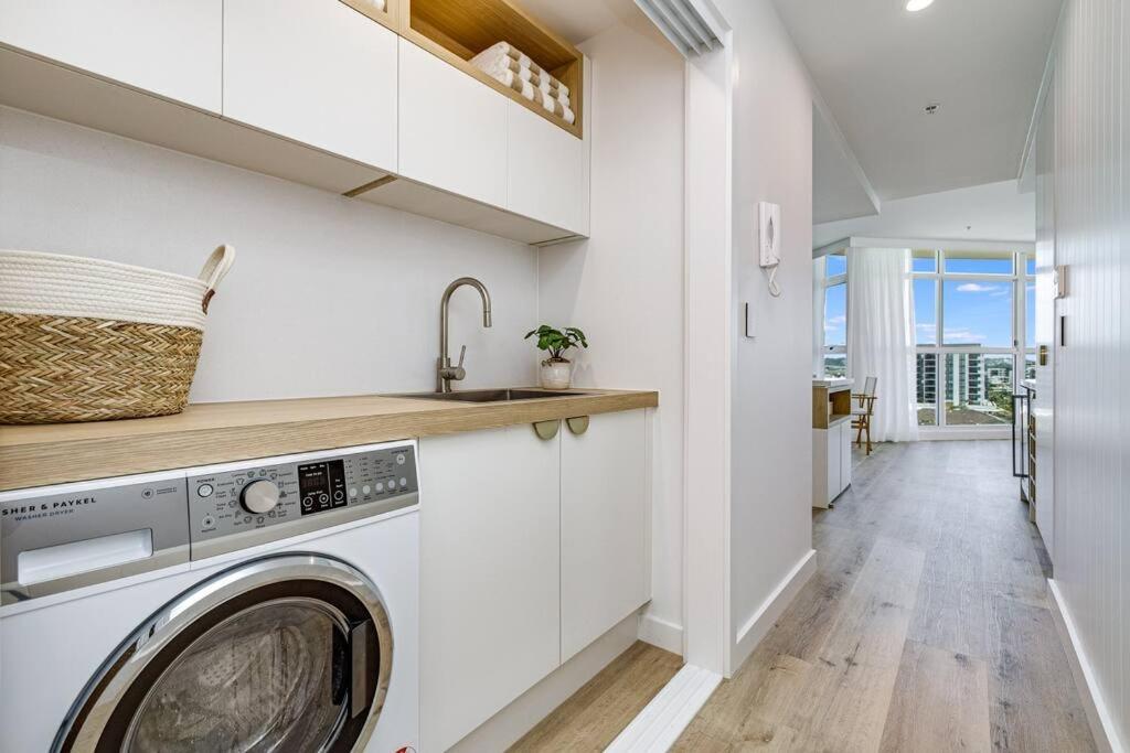 Beachfront Bliss, 3BR Kirra Oasis- Pool and Sauna