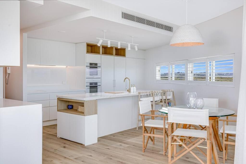Beachfront Bliss, 3BR Kirra Oasis- Pool and Sauna