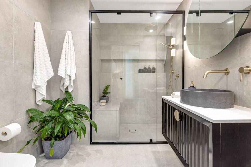 Beachfront Bliss, 3BR Kirra Oasis- Pool and Sauna